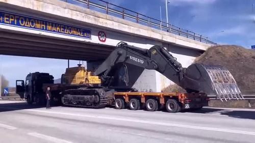半掛車(chē)運(yùn)輸挖掘機(jī)遇限高橋，老司機(jī)巧妙應(yīng)對(duì)顯功力